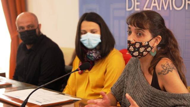 La concejal de Cultura, María Eugenia Cabezas, junto con los integrantes de la Asociación JEN, Arturo Ledesma y Rosa Encinas