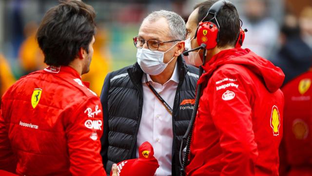 Carlos Sainz Jr y Stefano Domenicali, en  el Gran Premio de Turquía