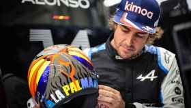 Fernando Alonso, con su casco homenaje a La Palma