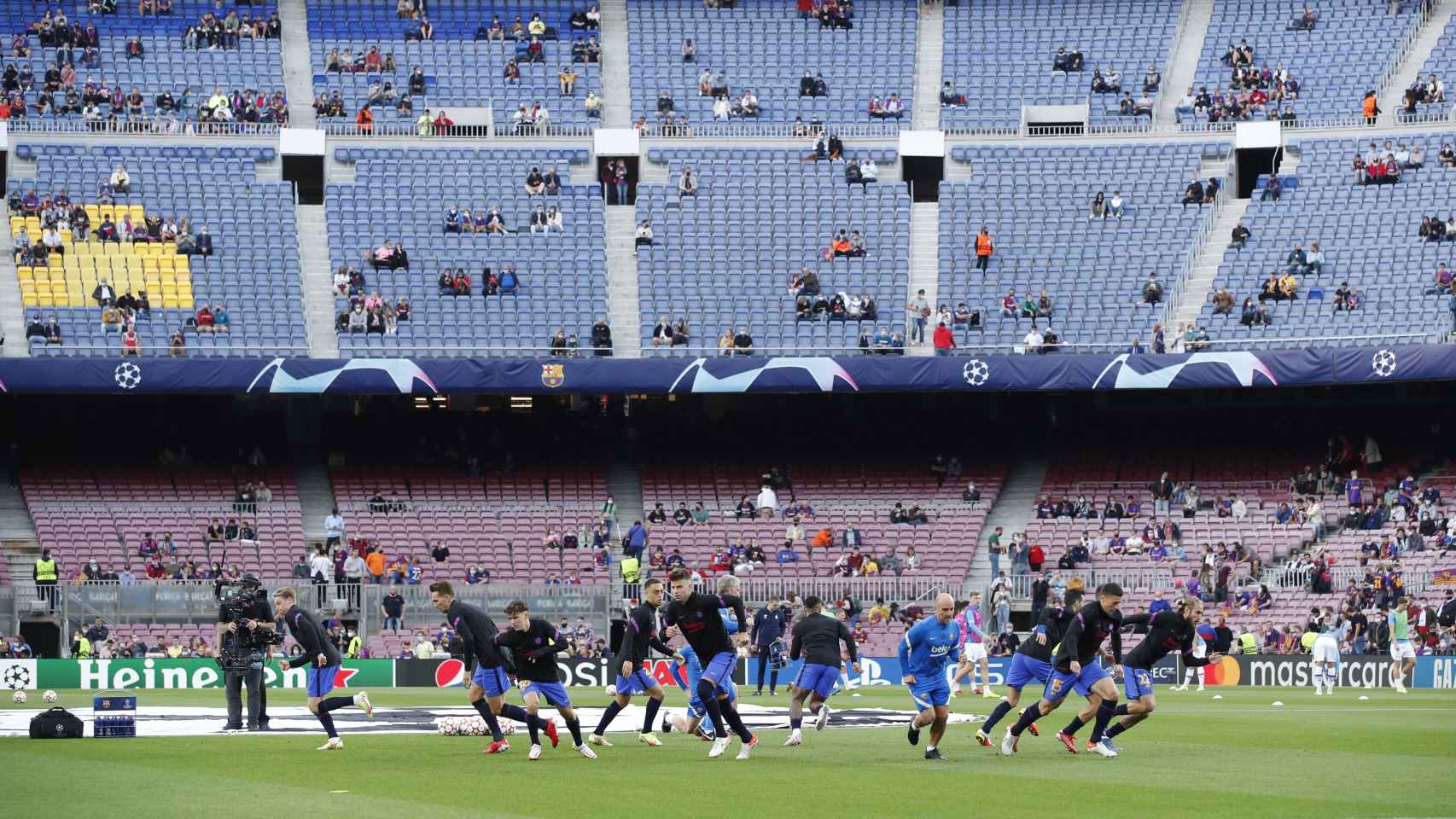 Calentamiento de los jugadores del Barcelona en el Camp Nou