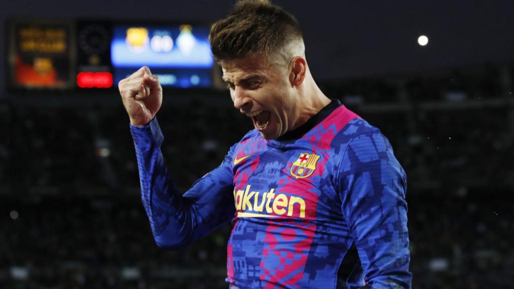 Gerard Piqué celebra un gol con el Barcelona en la temporada 2021/2022