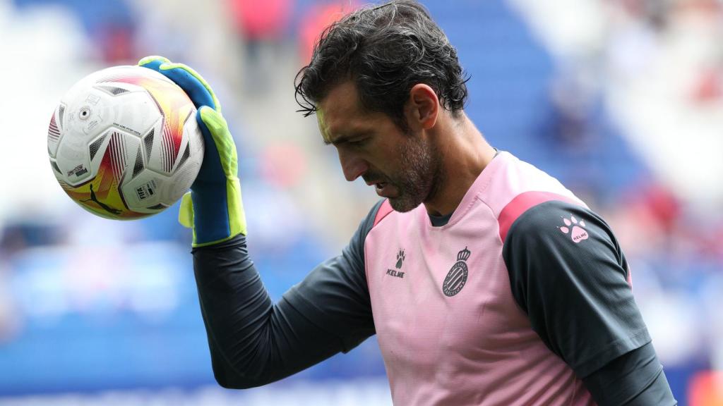 Diego López, durante un calentamiento del Espanyol en La Liga 2021/2022