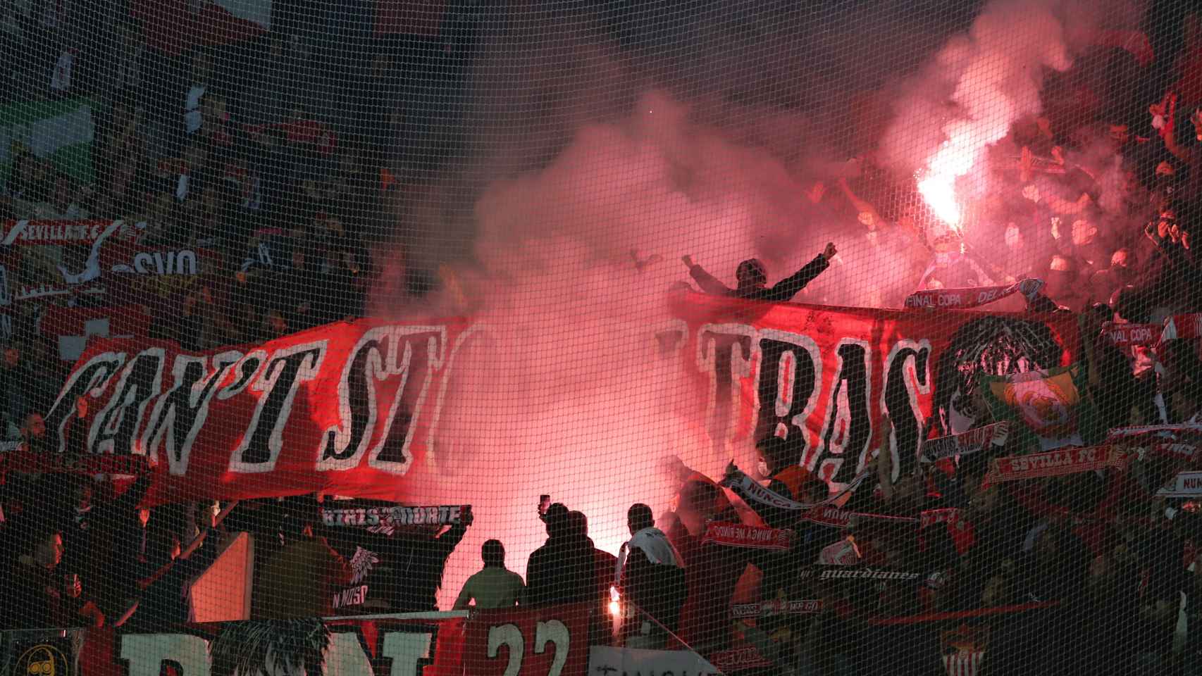 La afición del Sevilla, con bengalas en las gradas del estadio del Lille