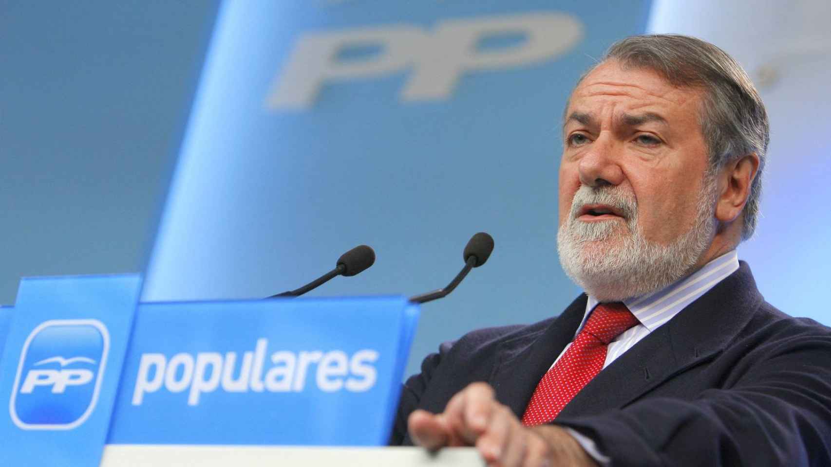 El exministro del Interior con José María Aznar, Jaime Mayor Oreja. EP