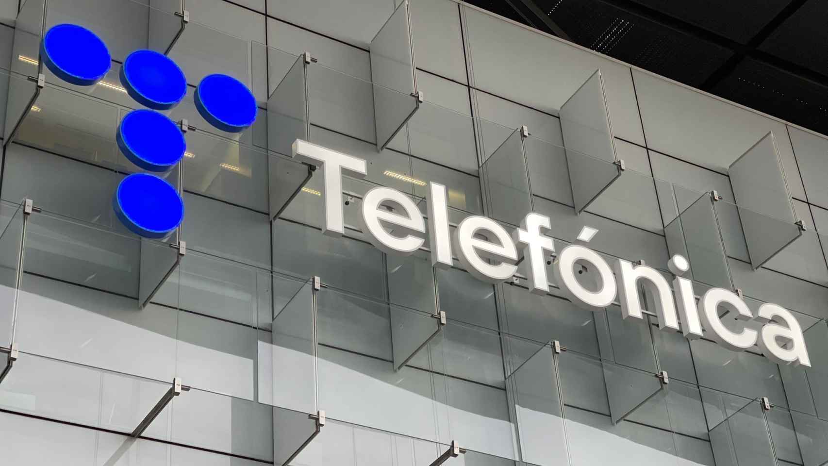 Logo de Telefónica en un edificio de la compañía.