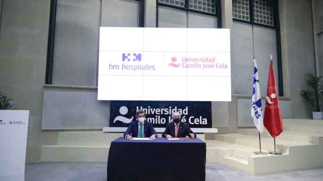 Juan Abarca Cidón, presidente de HM Hospitales, y Emilio Lora-Tamayo, rector de la Universidad Camilo José Cela.