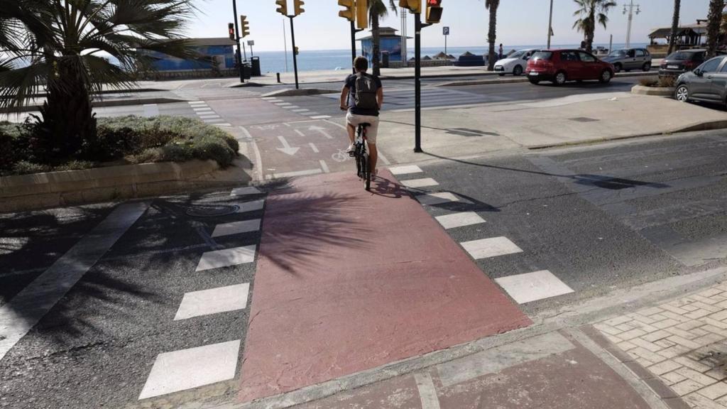 Imagen de archivo de un ciclista transitando por uno de los carriles reservados en Málaga.