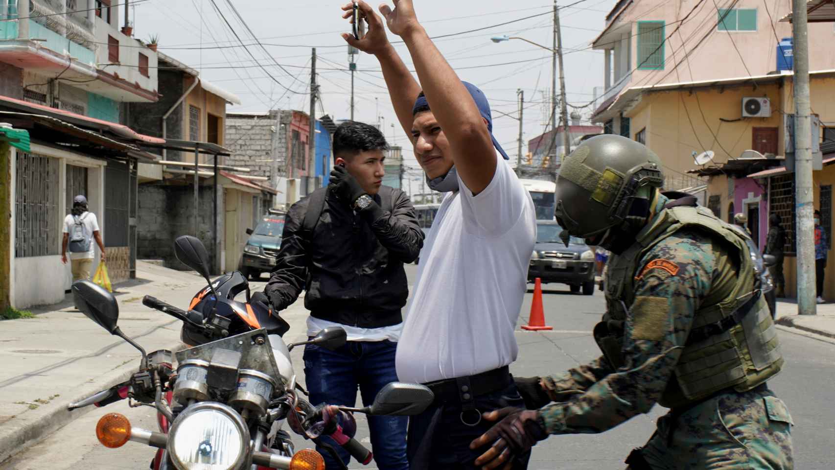 Un soldado cachea a un ciudadano durante el estado de excepción decretado por Guillermo Lasso.