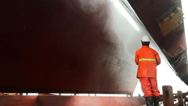 Foto de recurso de un trabajador en un barco.