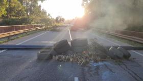 Los trabajadores de Alcoa en San Cibrao (Lugo) cortan la carretera de acceso a la fábrica