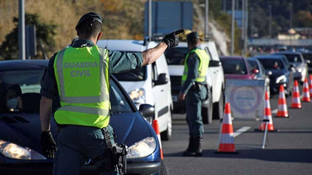 Unos agentes de la Guardia Civil en un control.