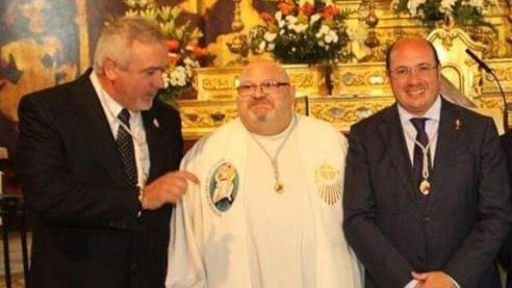 El padre Fernando en una ceremonia religiosa junto a autoridades de Moratalla y de la Región.