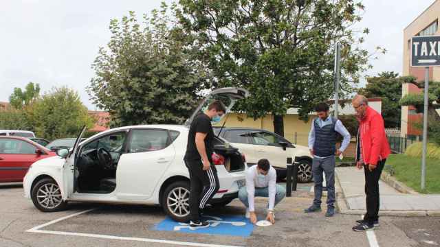 Instalación de uno de los sensores en Nigrán, Pontevedra.