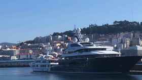 El superyate atracado en el puerto de Bouzas.