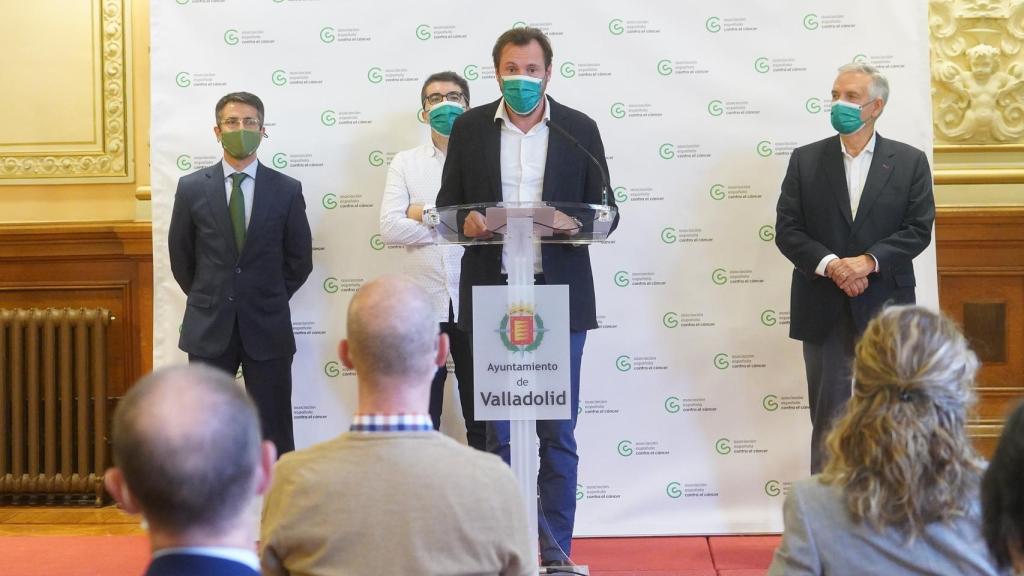 Óscar Puente durante la presentación de la 'Marcha Contra el Cáncer'