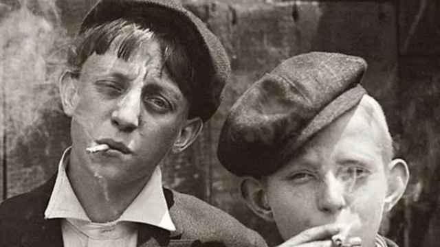 Jóvenes repartidores de periódicos en una pequeña pausa mientras fuman sus cigarrillos. 1910, St. Louis. Lewis Hine. Biblioteca del Congreso de Estados Unidos