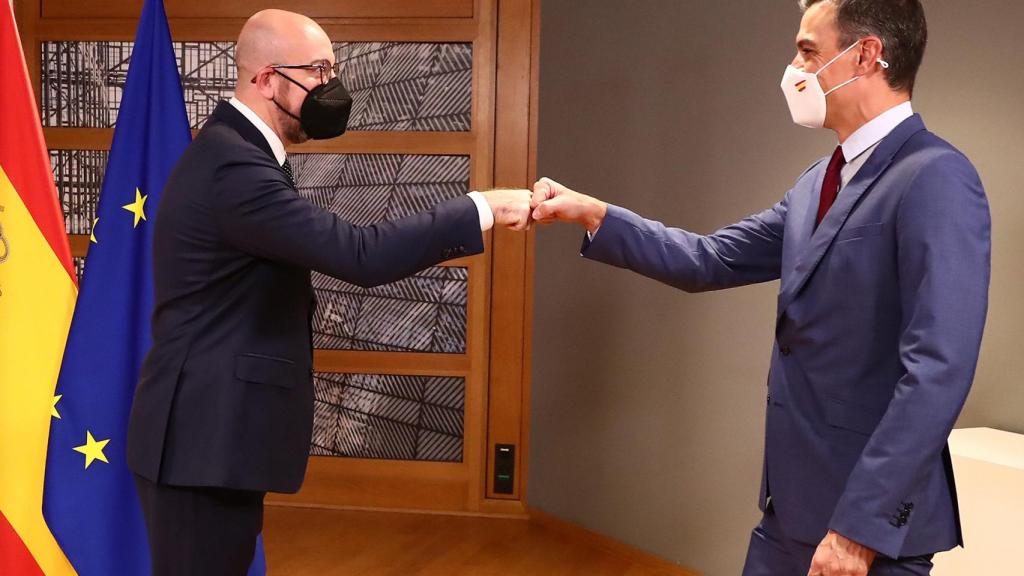 Pedro Sánchez saluda a Charles Michel durante su reunión este jueves en Bruselas