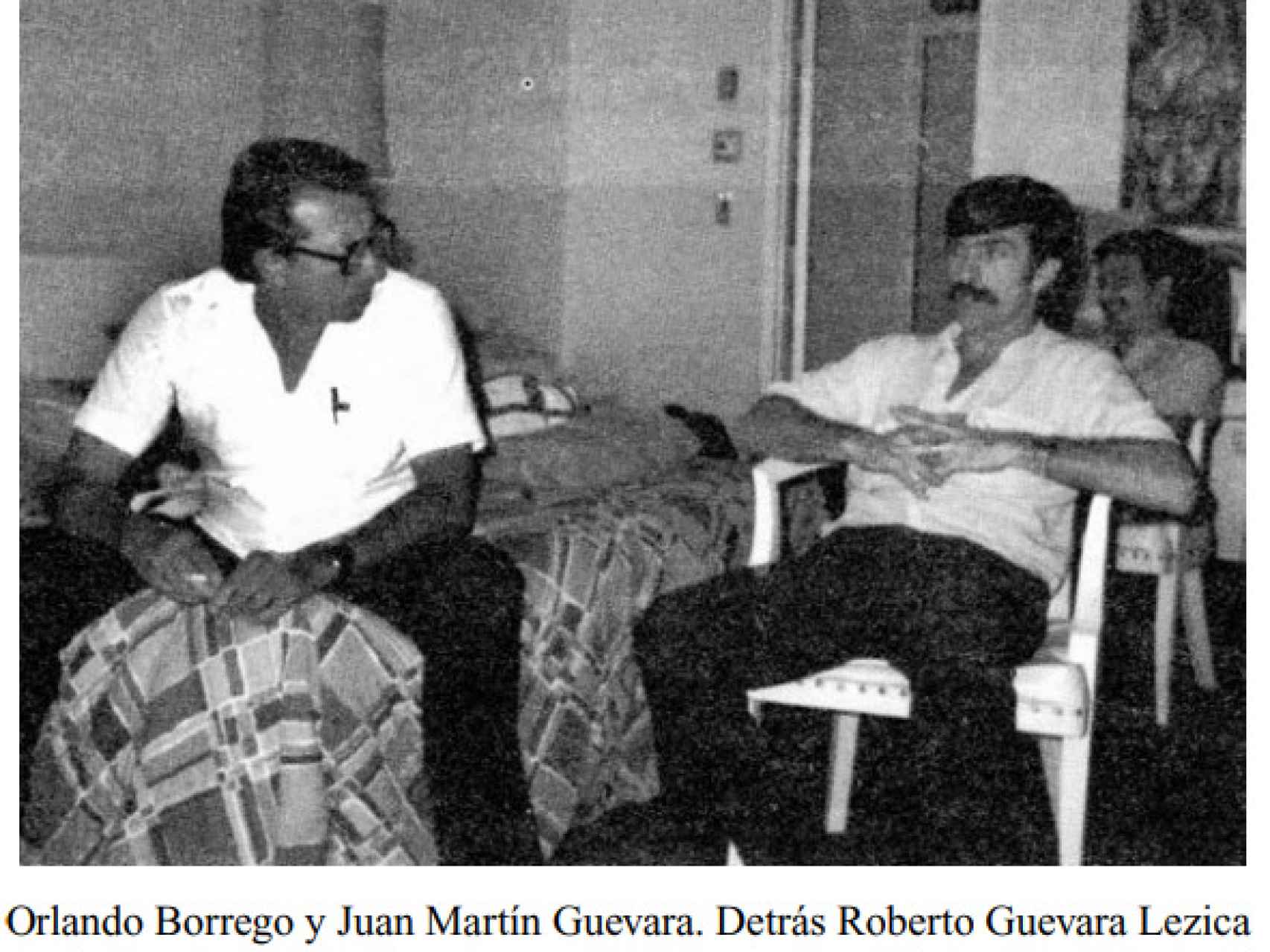Imagen de Roberto Guevara Lezica (al fondo, a la derecha) recogida en el libro 'Che recuerdos en ráfaga', de Orlando Borrego.