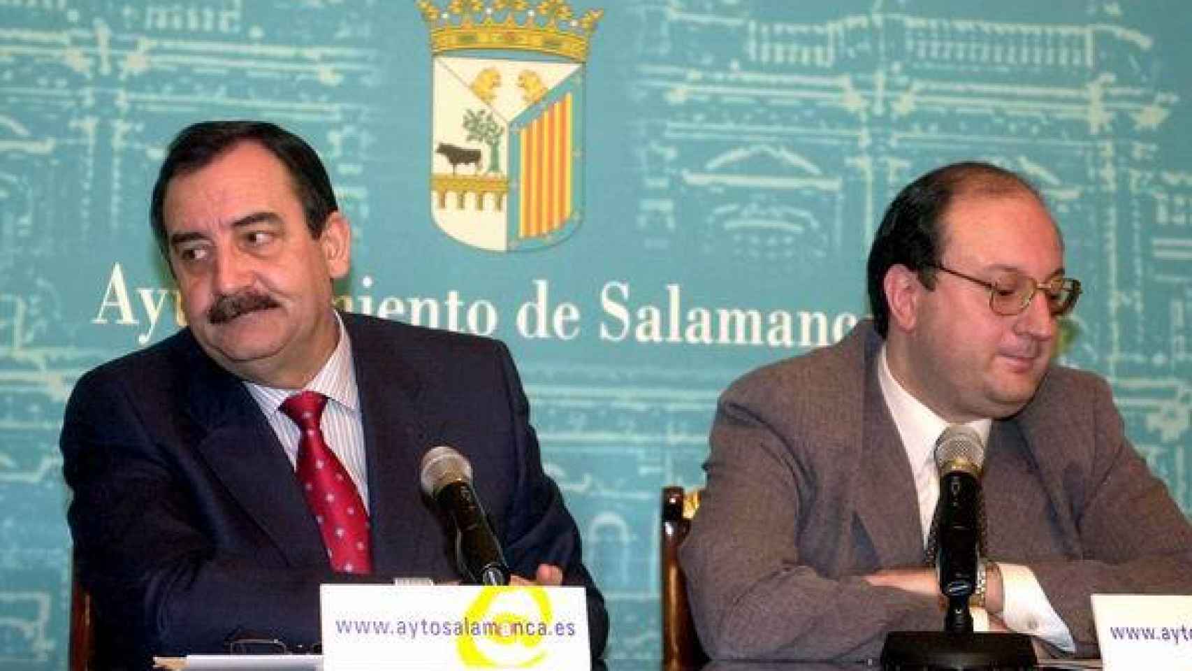 Julián Lanzarote (alcalde de Salamanca en 2002), acompañado por Enrique Cabero