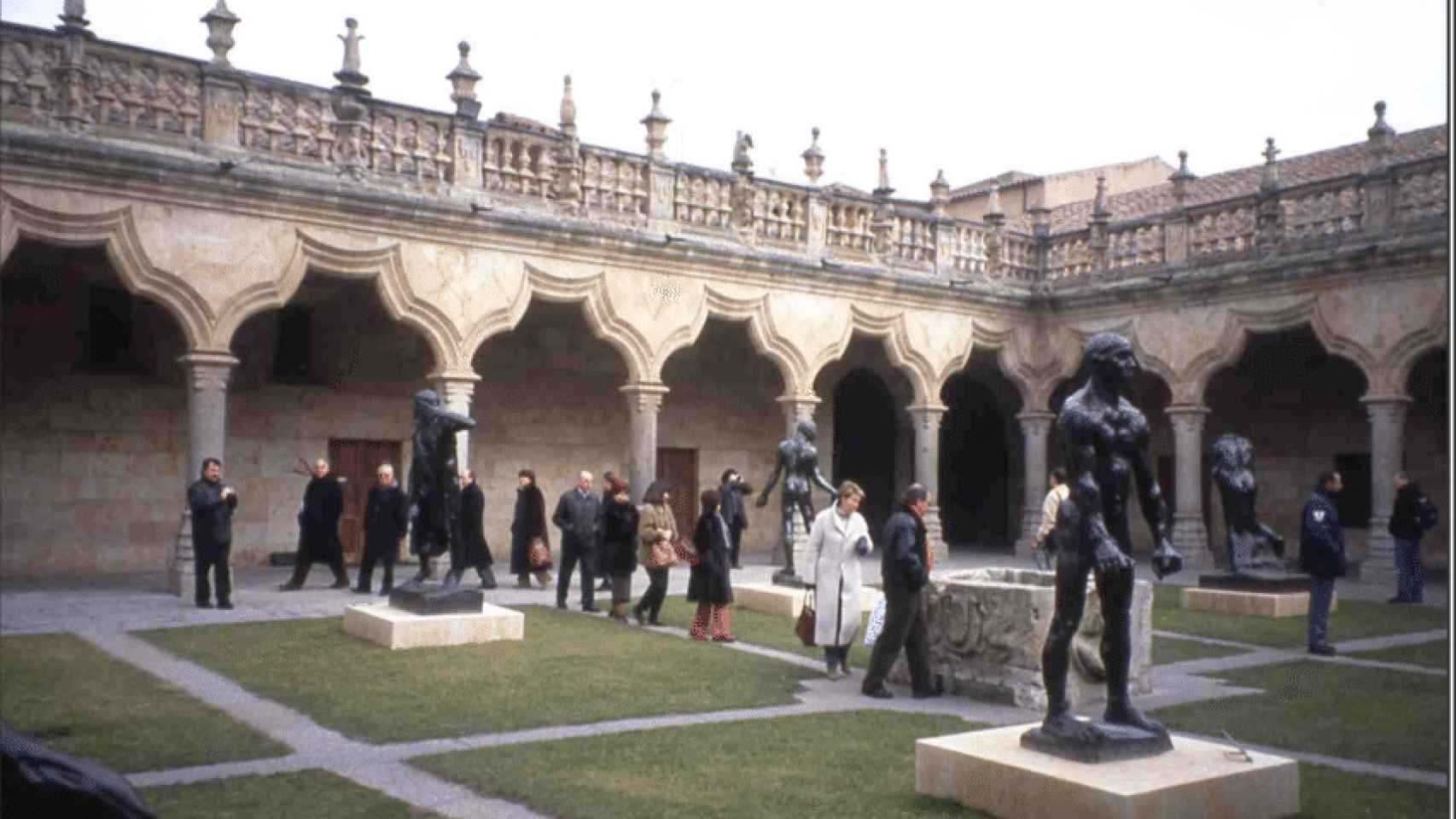 Una de las esculturas de Rodin expuestas en el año 2002 en el Patio de Escuelas Menores de la Universidad