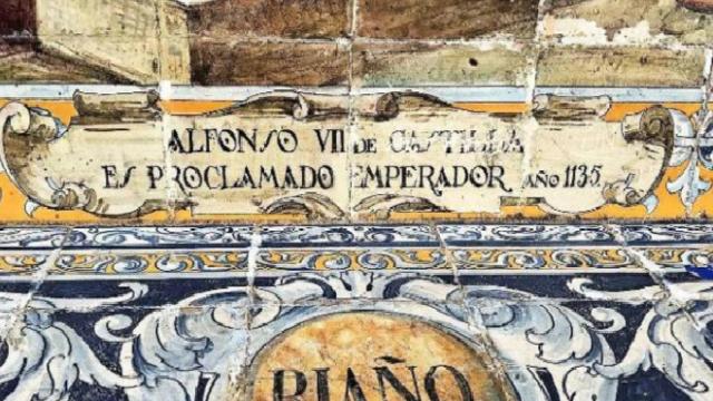 Banco de León en Plaza de España de Sevilla en el que se ha rayado la palabra 'Castilla' / Foto Twitter vitolofez