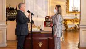 La nueva ministra Carmen Ligia Valderrama jura su cargo en presencia del presidente colombiano Iván Duque