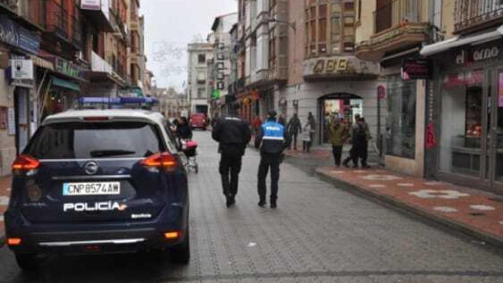 Varios agentes patrullan por las calles de Medina del Campo