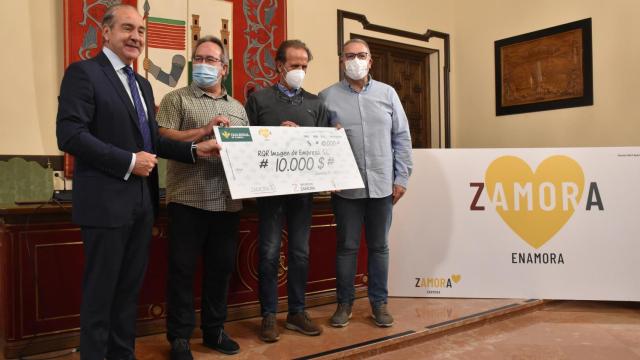 Entrega del cheque por el trabajo de creación de 'Zamora Enamora'