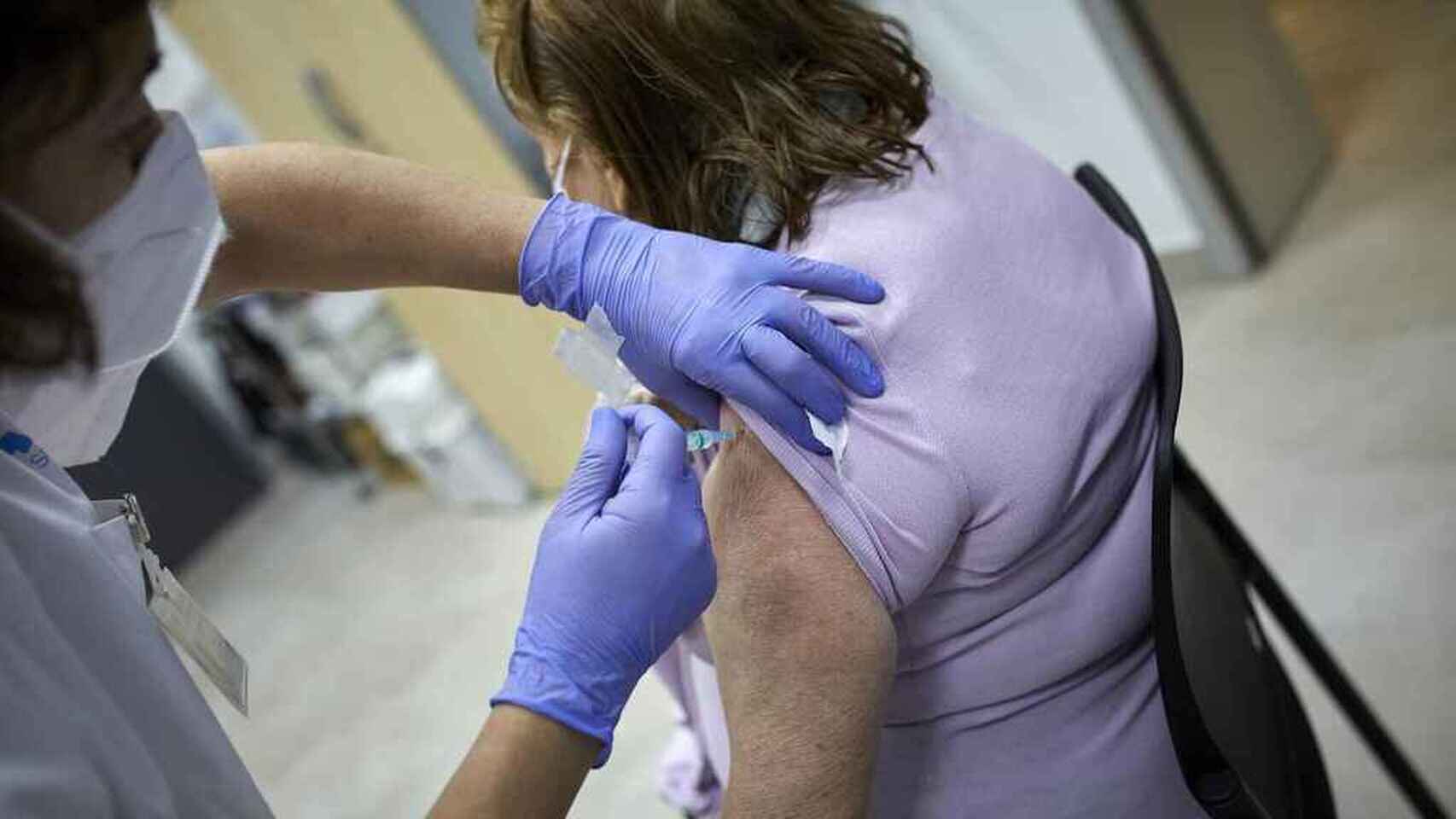 Una mujer recibe una vacuna contra la gripe en Madrid. Efe