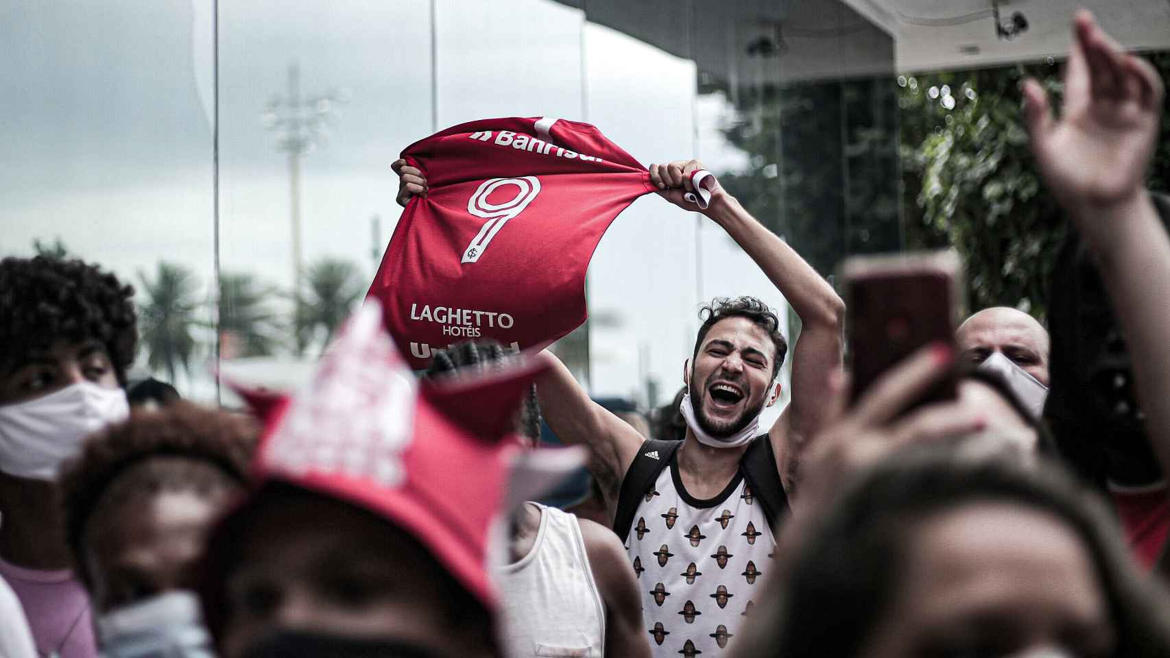 Un aficionado del Flamengo muestra una camiseta del equipo en una celebración