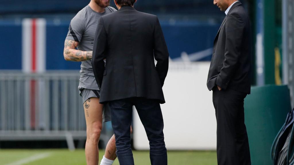 Sergio Ramos con Al-Khelaifi y Leonardo durante un entrenamiento del PSG