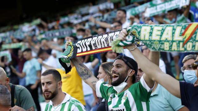 Aficionados del Betis en la grada del Benito Villamarín