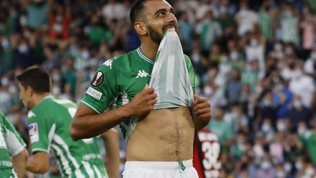 Borja Iglesias se lamenta por una ocasión fallada con el Betis