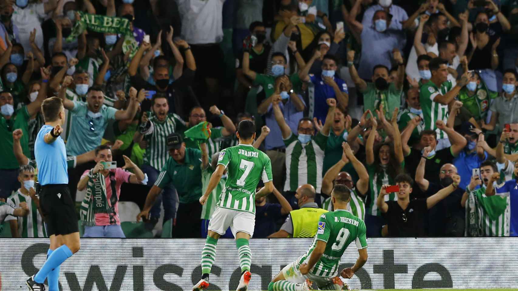 Borja Iglesias celebra un gol con el Betis en la temporada 2021/2022