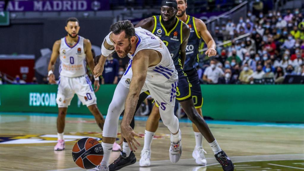 Rudy Fernández, en acción con Marial Shayok durante el Real Madrid de Baloncesto - Fenerbahce de Euroliga 2021/2022