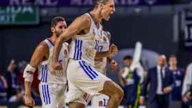 Carlos Alocén celebra una canasta con el Real Madrid de Baloncesto en la Euroliga 2021/2022