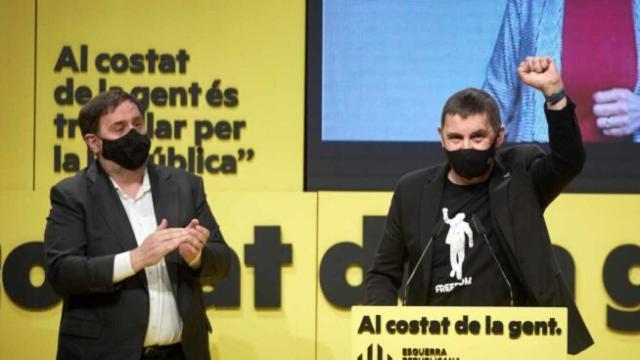 El líder de Bildu, Arnaldo Otegi, junto a Oriol Junqueras en un acto de campaña.