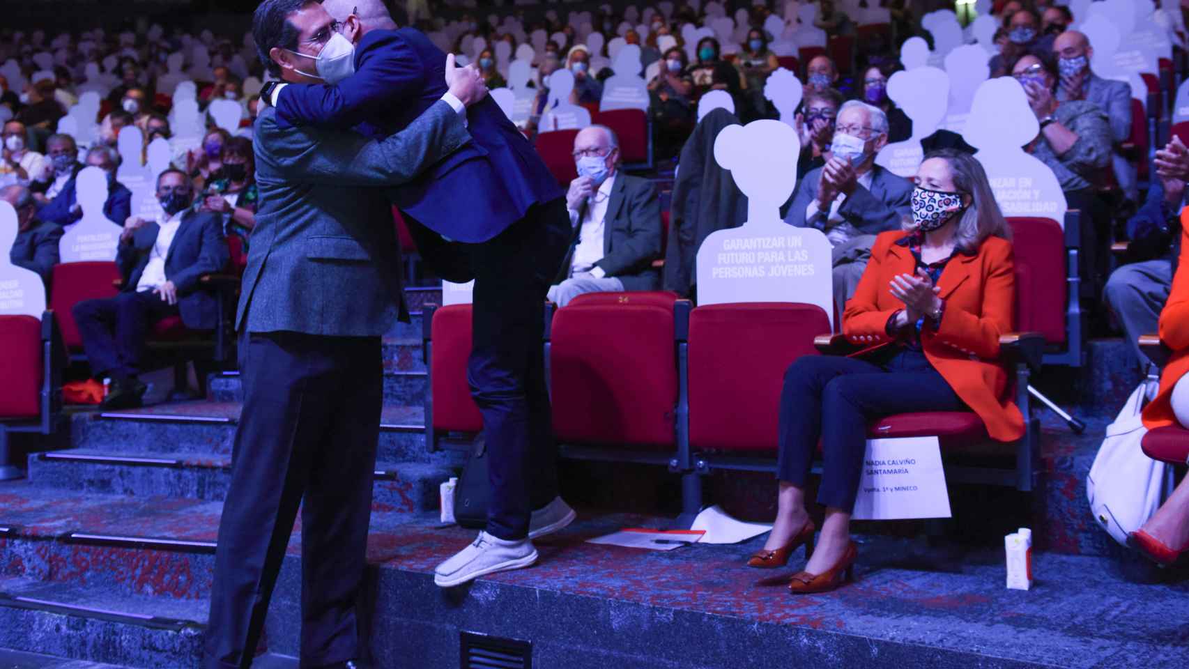 Antonio Garamendi se abraza con Unai Sordo en el Congreso de CCOO. A la derecha, Nadia Calviño, vicepresidenta del Gobierno.