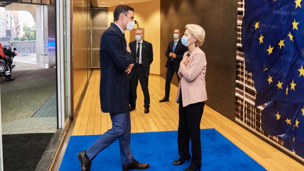 Pedro Sánchez saluda a Ursula von der Leyen en Bruselas