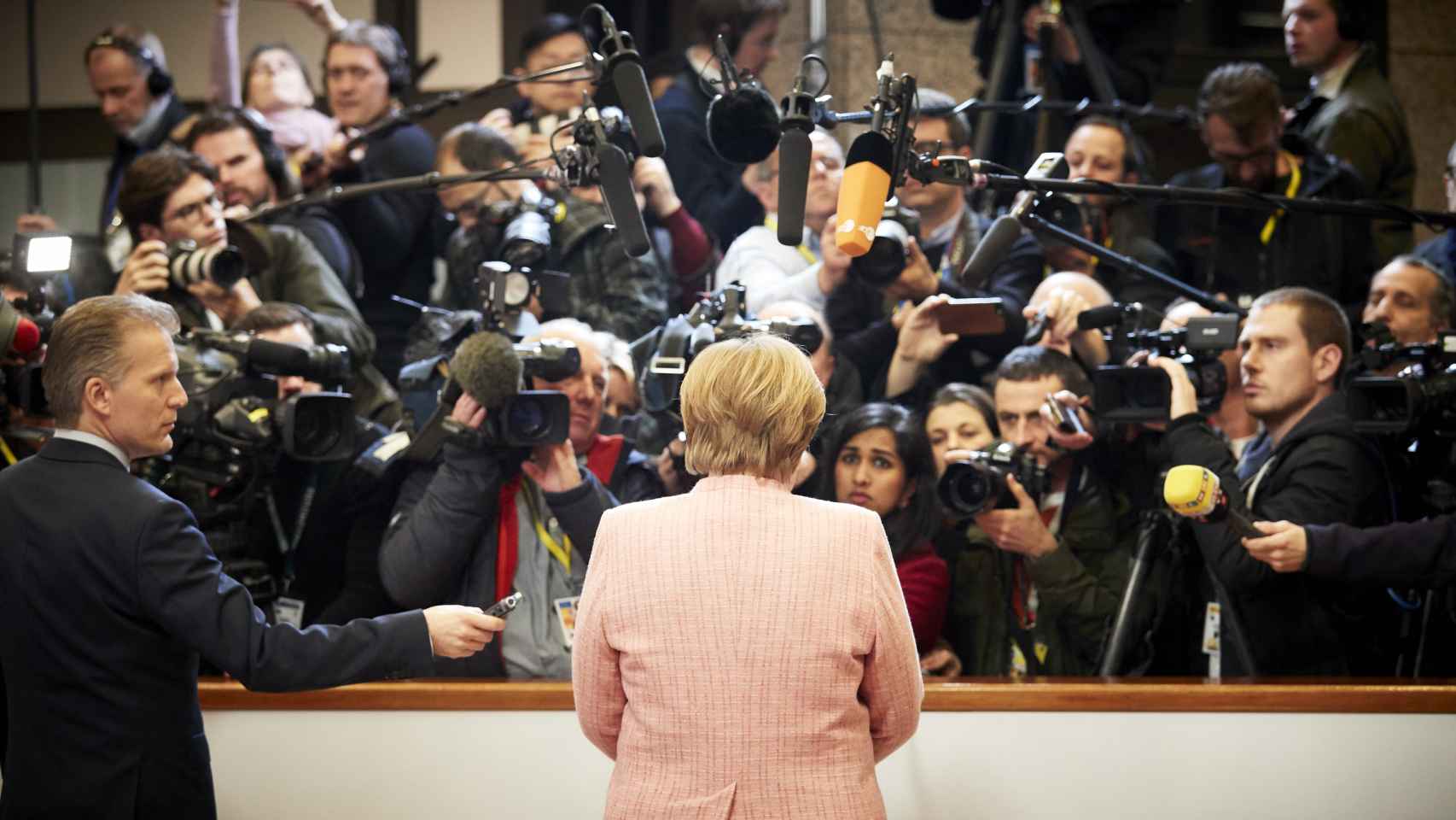 La canciller Merkel genera una gran atención mediática cada vez que habla en un Consejo Europeo