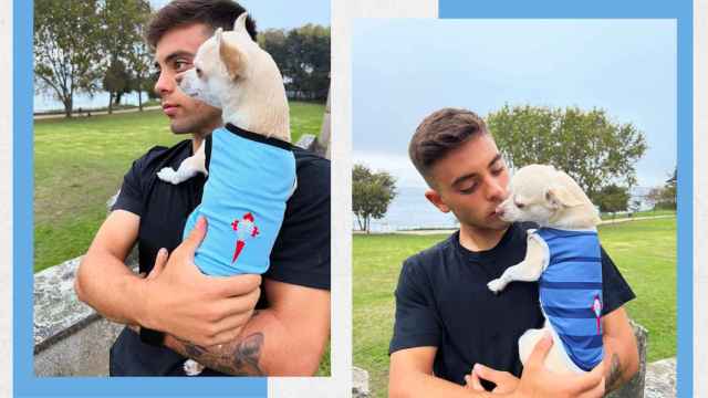 Brais Méndez posa con las nuevas prendas para mascotas del Celta