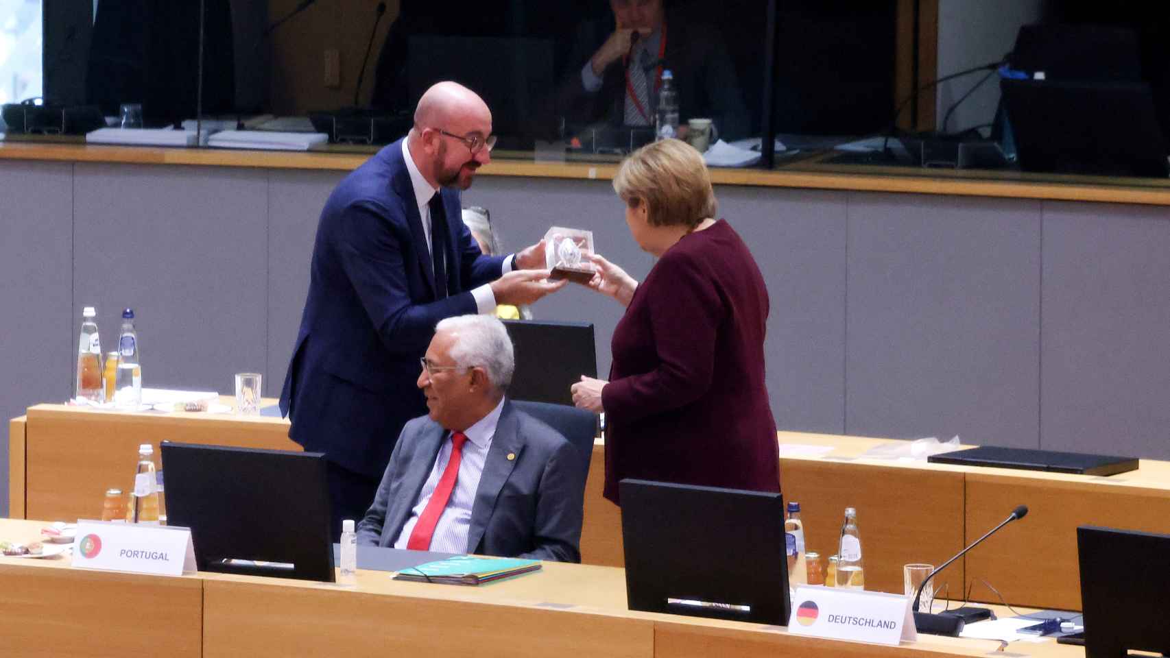 El presidente del Consejo Europeo entrega a Angela Merkel una escultura como regalo de despedida