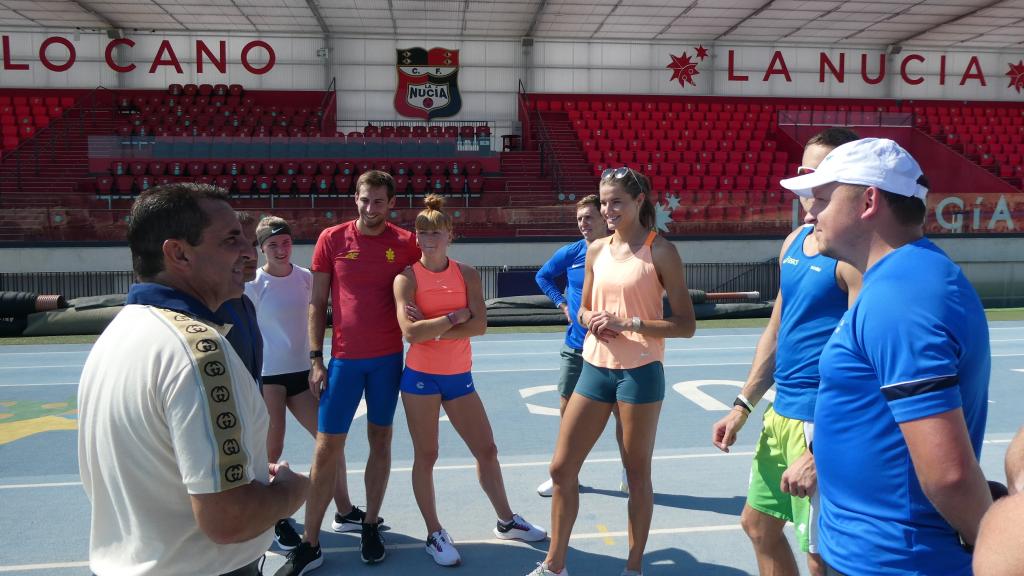 Cano conversa con la selección lituana de atletismo, que ha entrenado en varias ocasiones en La Nucía.