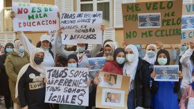 Un momento de la protesta que ha tenido lugar frente al IES Liceo Caracense de Guadalajara. Foto: EP.