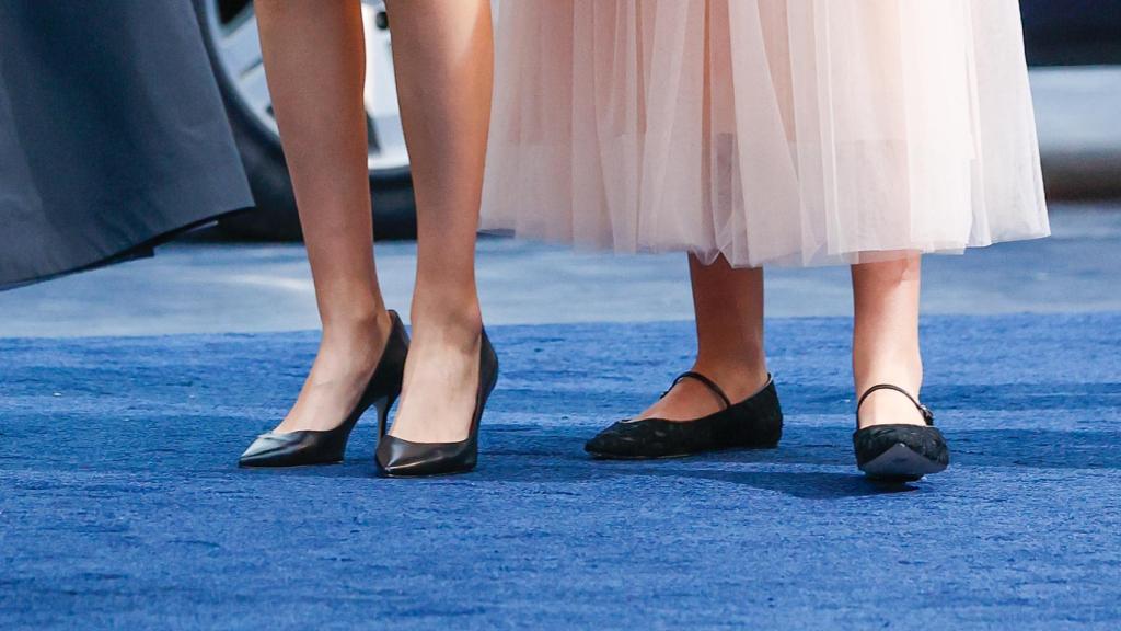 Los tacones que ha lucido Leonor y las bailarinas de la infanta Sofía.