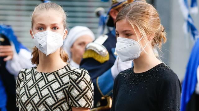 La princesa Leonor de Borbón y la infanta Sofía tras entrar en el Teatro Campoamor de Oviedo.