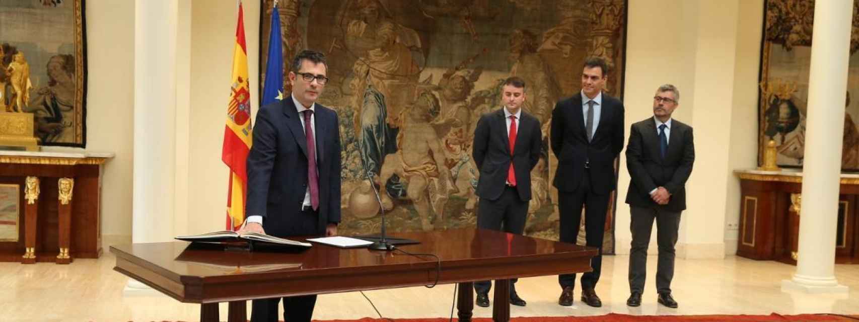 Bolaños, en 2018, jurando el cargo de secretario general de la Presidencia. En el fondo: Iván Redondo, Pedro Sánchez y Miguel Ángel Oliver.