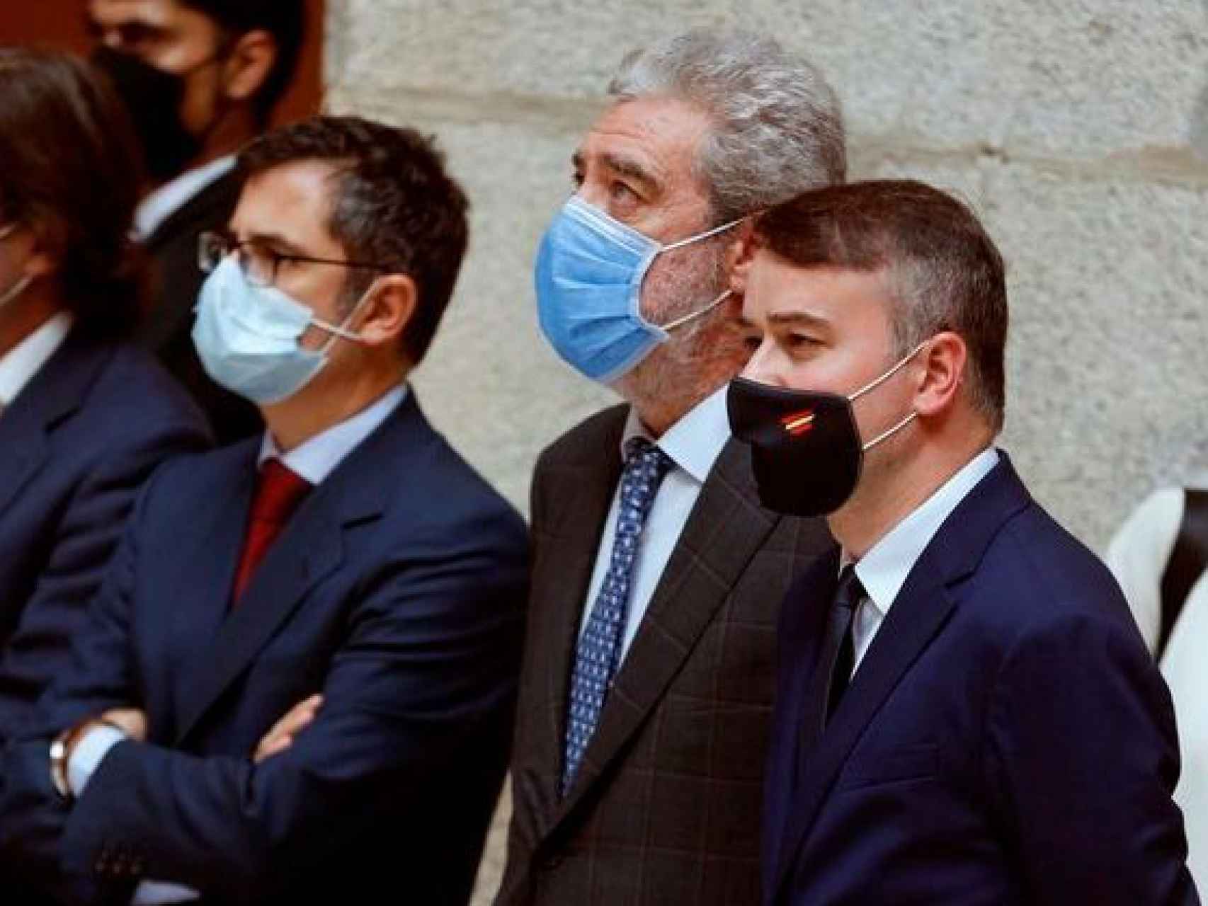Félix Bolaños, a la izquierda, junto a Miguel Ángel Rodríguez (jefe de gabinete de la presidenta de la Comunidad de Madrid) e Iván Redondo.