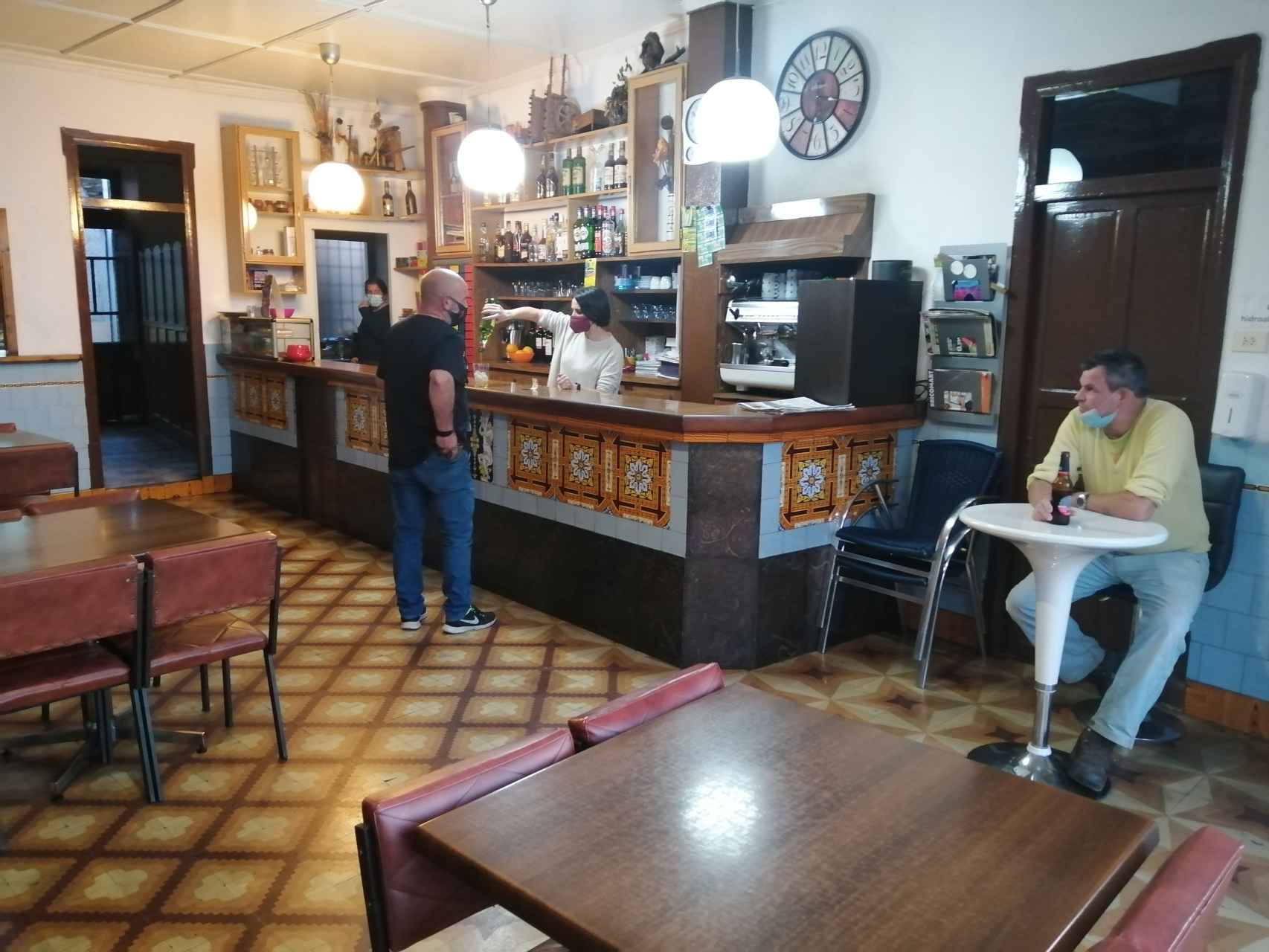 Desde 1950, la población de Agolada se ha desplomado de 7.003 a 2.304 habitantes. En la foto, el bar García.