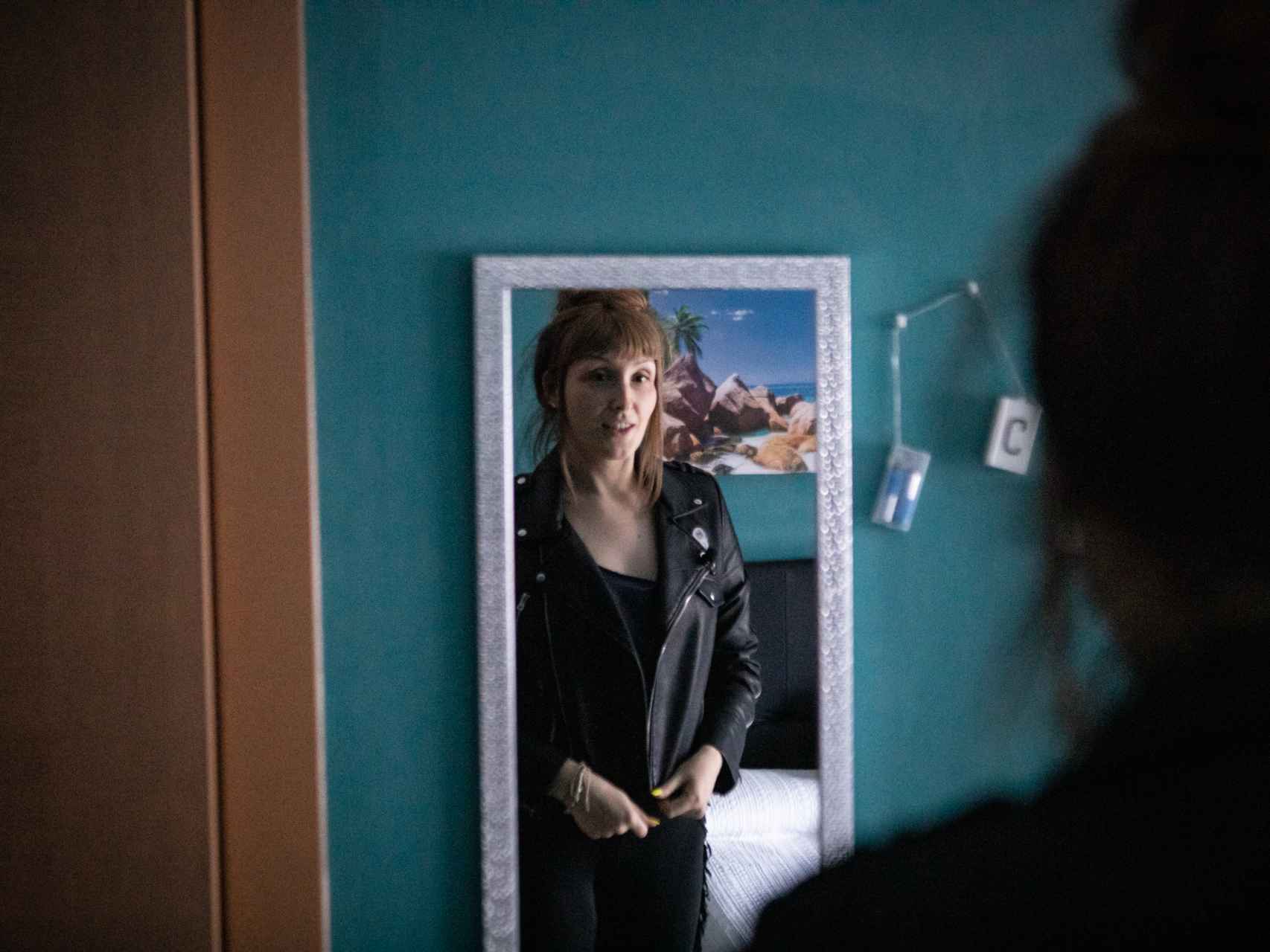 Sandrita mirándose en el espejo de su casa.